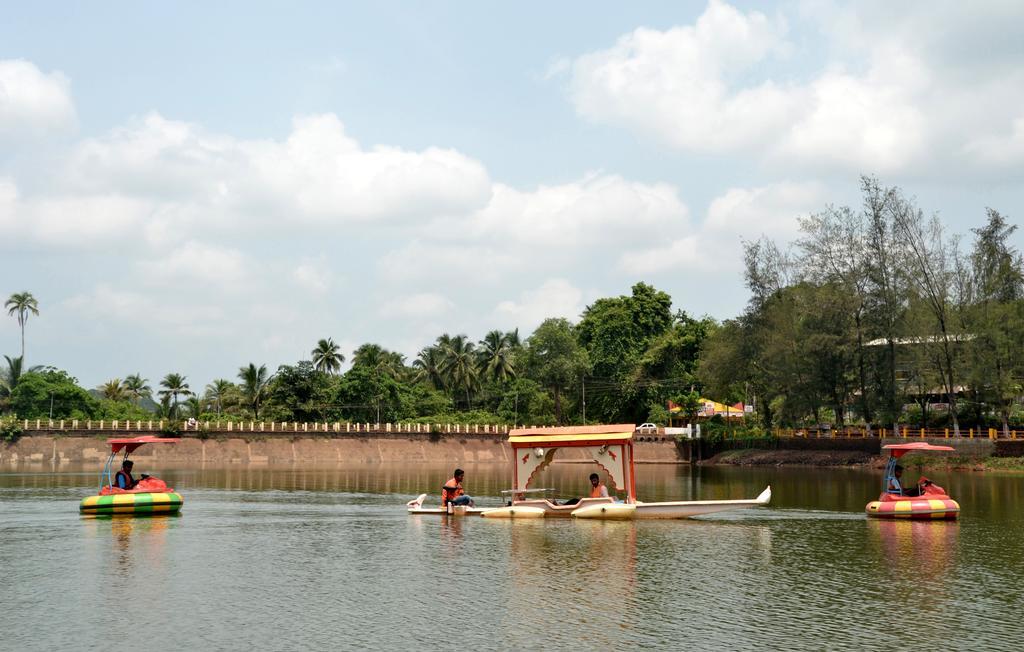 Mayem Lakeview Hotel Goa Exterior photo