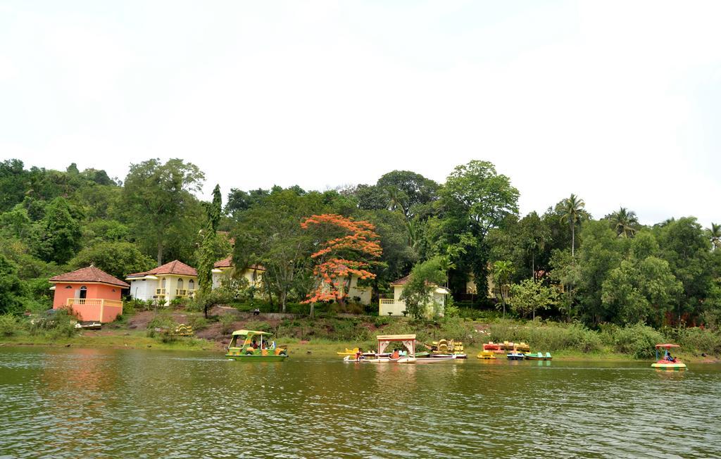 Mayem Lakeview Hotel Goa Exterior photo