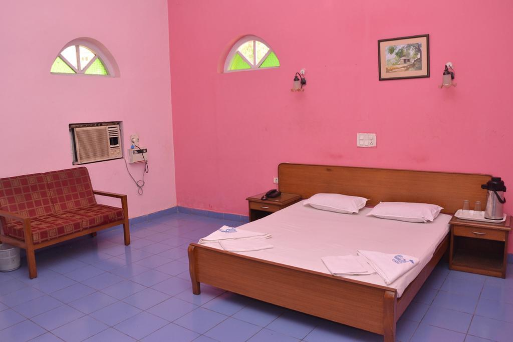 Mayem Lakeview Hotel Goa Room photo