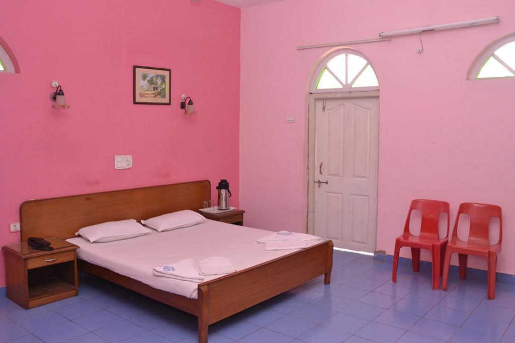 Mayem Lakeview Hotel Goa Exterior photo