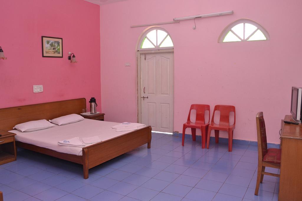 Mayem Lakeview Hotel Goa Exterior photo